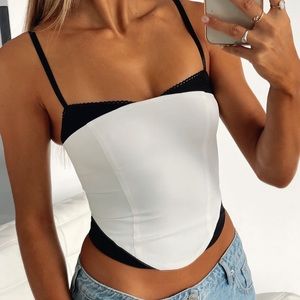 White fox boutique cute crop top!